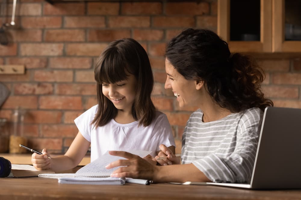 Mutter und Tochter lernen erfolgreich gemeinsam am Küchentisch