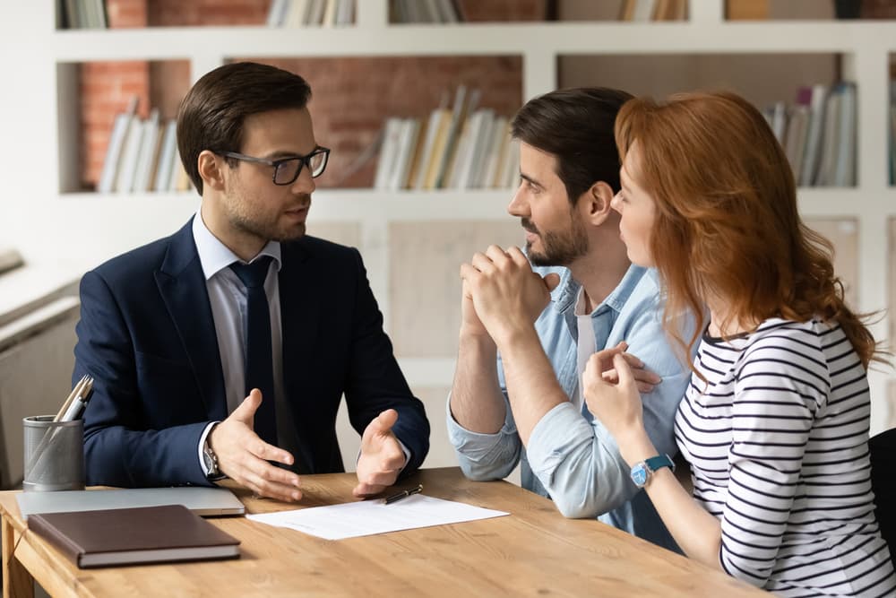 Professionelle Beratung - Expertin erklärt Lernkonzept im modernen Büro